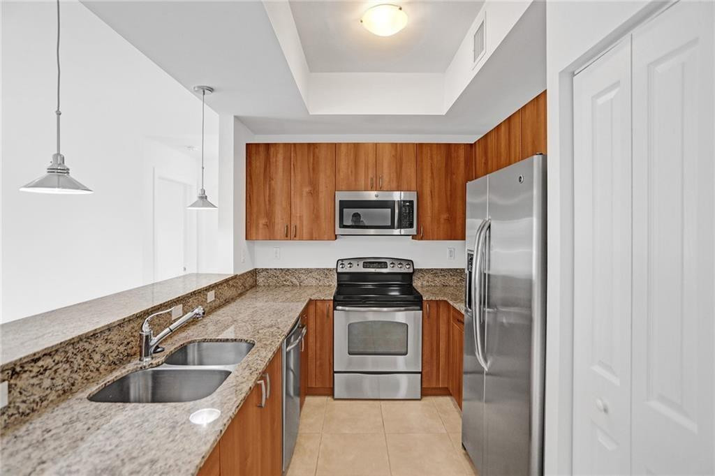 ISLAND BREEZE AT DEERFIELD BEACH - Residential
