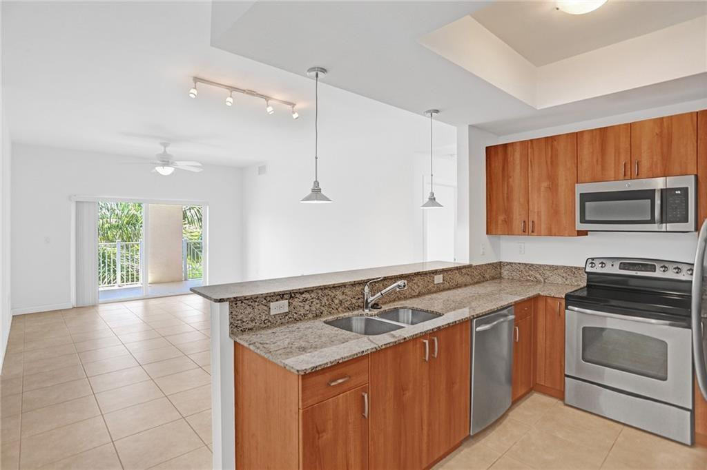 ISLAND BREEZE AT DEERFIELD BEACH - Residential