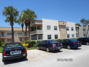 55+ Community! Two bedroom, two full baths, ground floor condo in desirable Kings Point. Completely furnished as seen. tiled throughout with updated appliances. Screened and tiled patio with garden view. Full size washer and dryer in the unit.