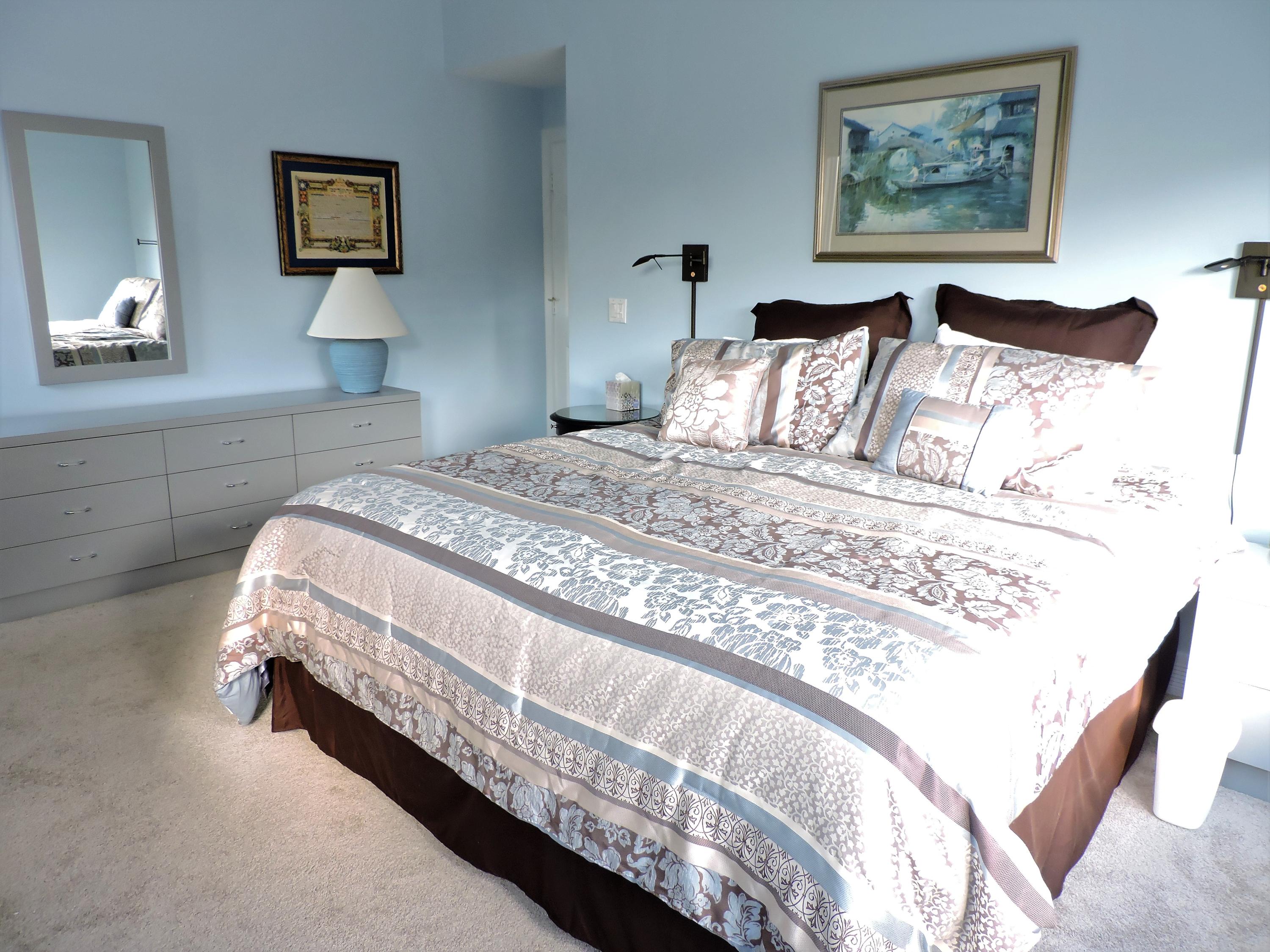 ADMIRALS COVE - Residential