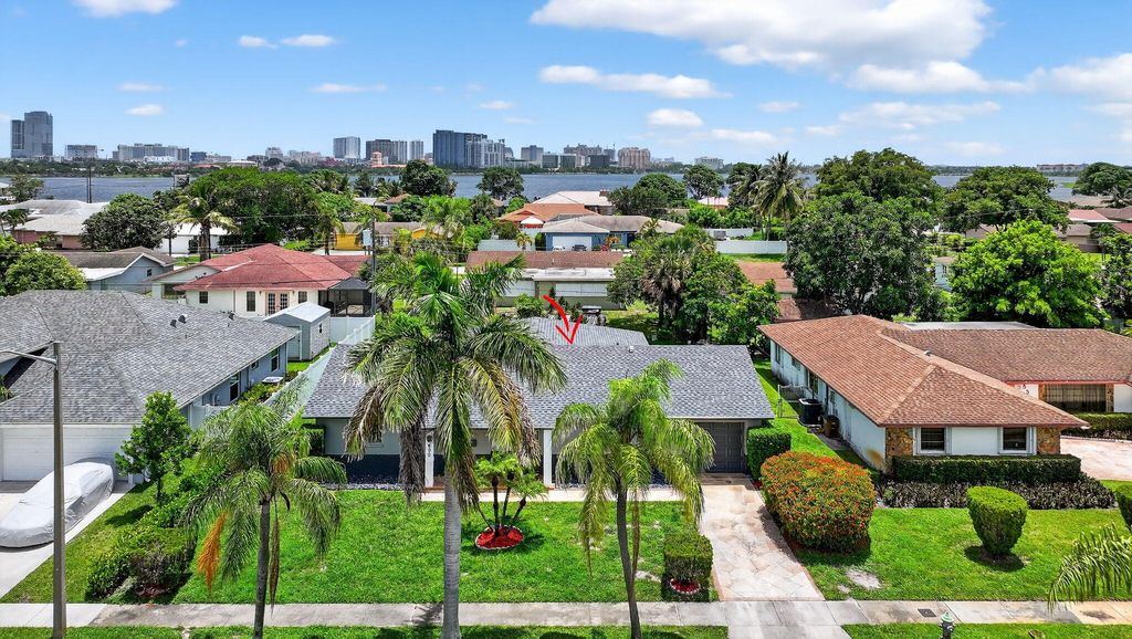 Photo of 600 S Mangonia Circle, West Palm Beach, FL 33401 (MLS # R11110902)