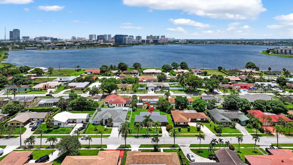 Photo of 600 S Mangonia Circle, West Palm Beach, FL 33401 (MLS # R11110902)