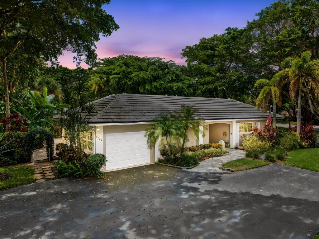 Photo of 3745 OAKS CLUBHOUSE Drive #V-8, Pompano Beach, FL 33069 (MLS # B26087344)