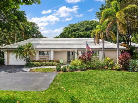 Photo of 3745 OAKS CLUBHOUSE Drive #V-8, Pompano Beach, FL 33069 (MLS # B26087344)
