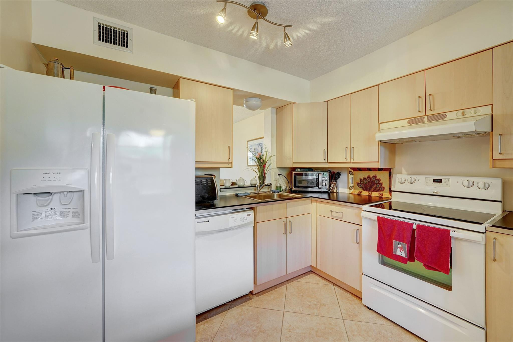 Palm Lakes Condo - Residential Lease