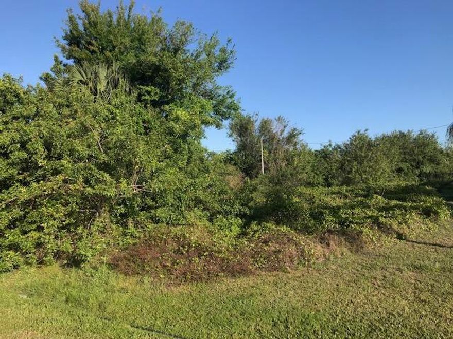 Great lot in an area of mostly newer homes. Easy commute to the Palm Beaches.