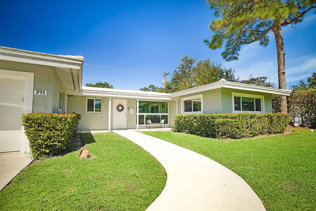 Photo of 711 NW 7th Drive, Boca Raton, FL 33486 (MLS # R11026392)