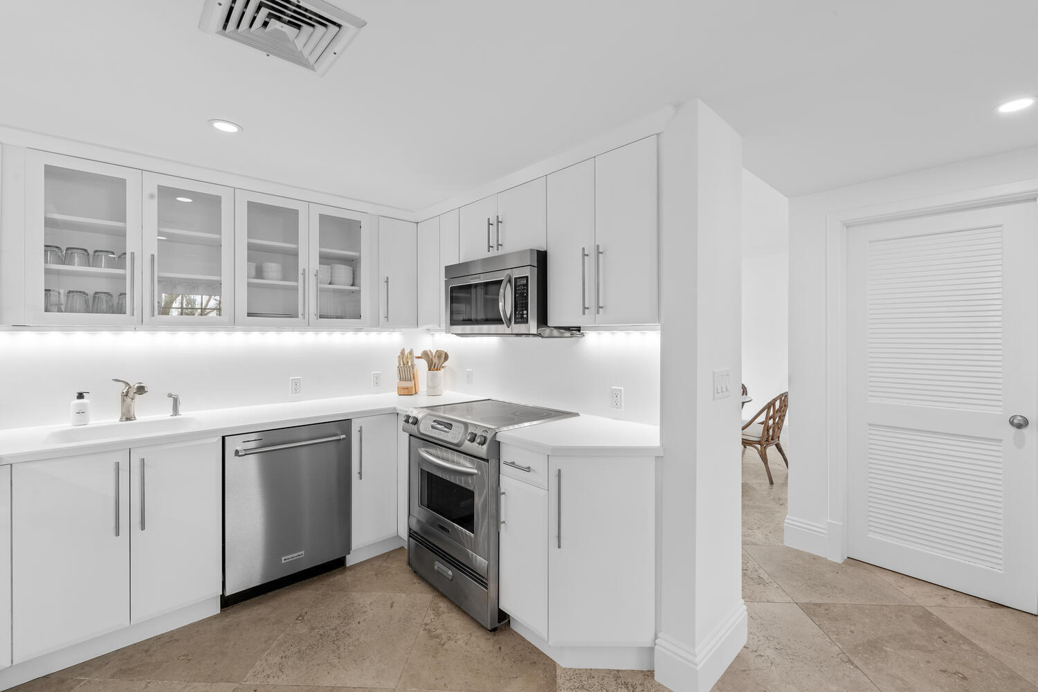 LA MAISONETTE OF PALM BEACH CONDO - Residential Lease
