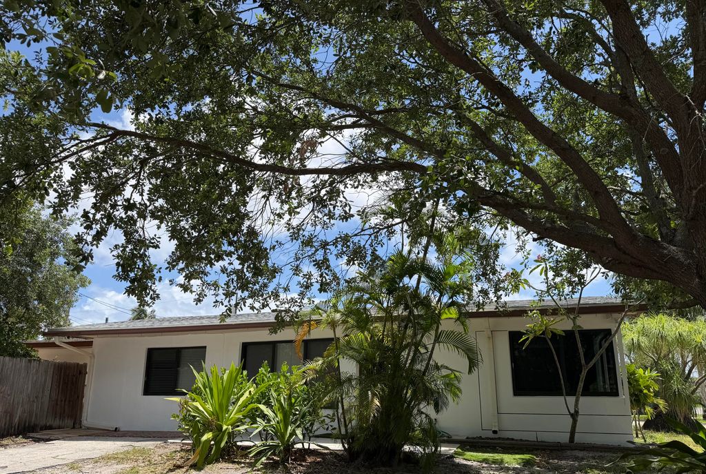 Photo of 4250 NE 12th Avenue, Pompano Beach, FL 33064 (MLS # B26032580)