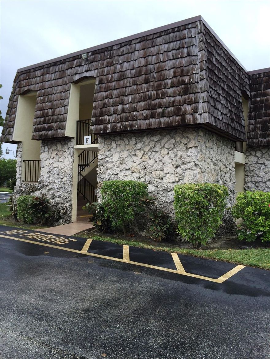 Gated private community in a central location just minutes from major highways, shopping, and dining. This 2-bedroom, 2-bath garden condo features a screened patio and a spacious primary suite with walk-in closets. Community amenities include a heated pool, clubhouse, fitness center, and on-site management.