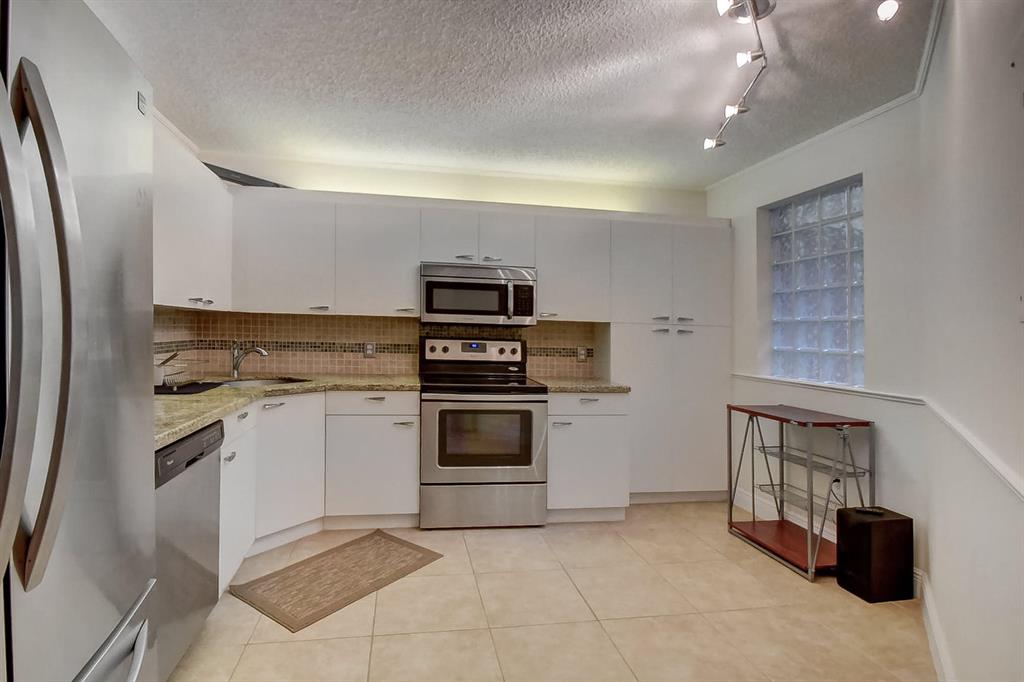 BAYVIEW VILLAGE E CONDO - Residential