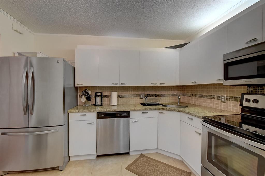 BAYVIEW VILLAGE E CONDO - Residential