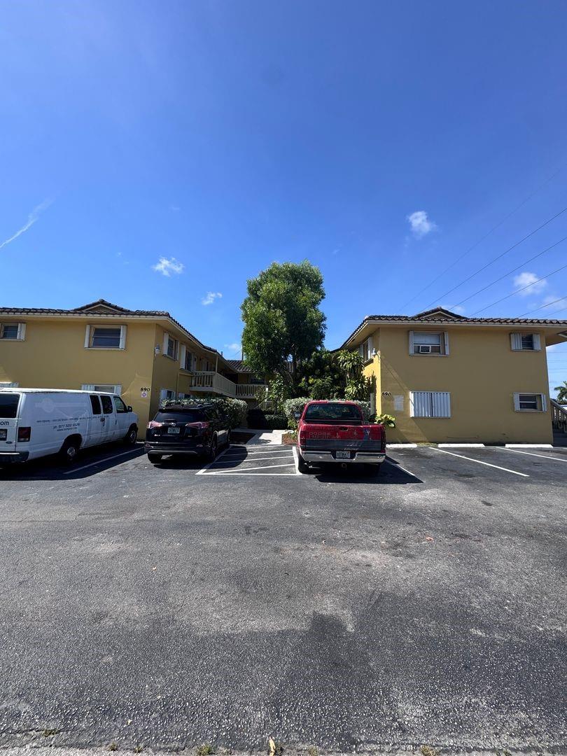 Welcome to this lovely second floor 1 bedroom, 1 bathroom apartment located in Oakland Park, Florida. The kitchen is equipped with a refrigerator and stove.