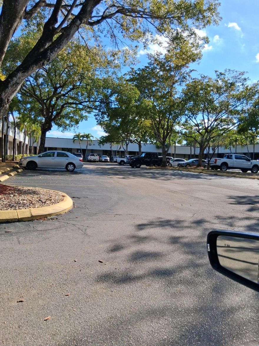 ACCOUNTANTS/FINANCIAL ADVISORS WANTED
TO SHARE OFFICE SPACE
DON'T WANT TO WORK FROM HOME - DON'T LIKE EXEC OFFICES
ACCOUNTING FIRM HAS OFFICE SPACE  

2 OFFICES AVAILABLE/FURNISHED OR UNFURNISHED

HAS KITCHEN, BATHROOM AND CONFERENCE ROOM
LOCATION ON CYPRESS CREEK ROAD FORT LAUDERDALE
FIRST FLOOR LOCATION, EASY ACCESS, PLENTY OF PARKING
