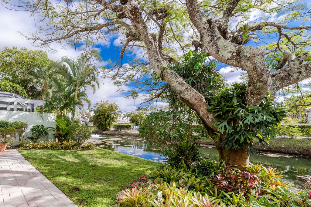 Photo of 11 Brighton Court, Palm Beach Gardens, FL 33418 (MLS # R10958045)
