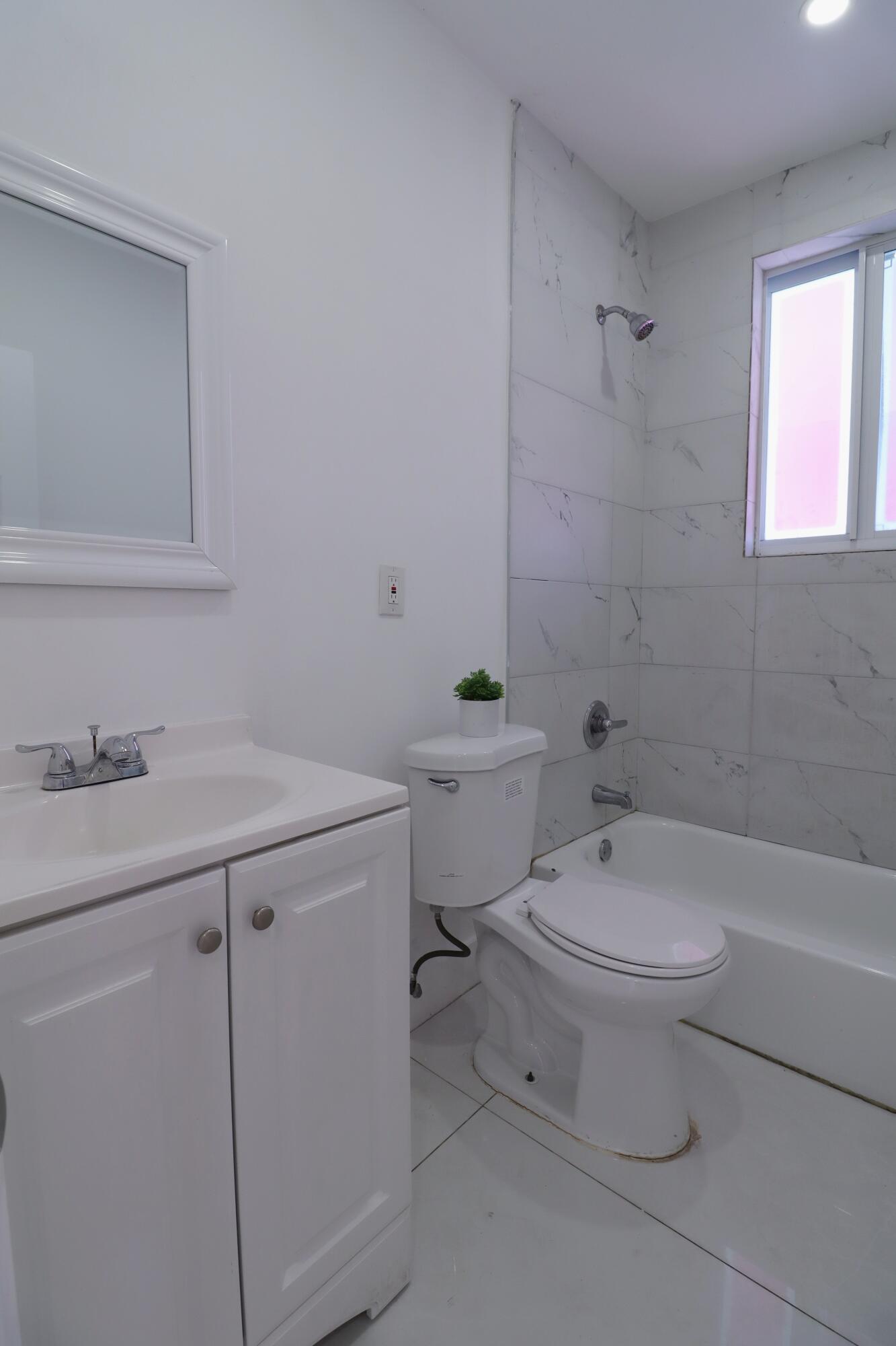 DE LEON PARK - Residential Lease