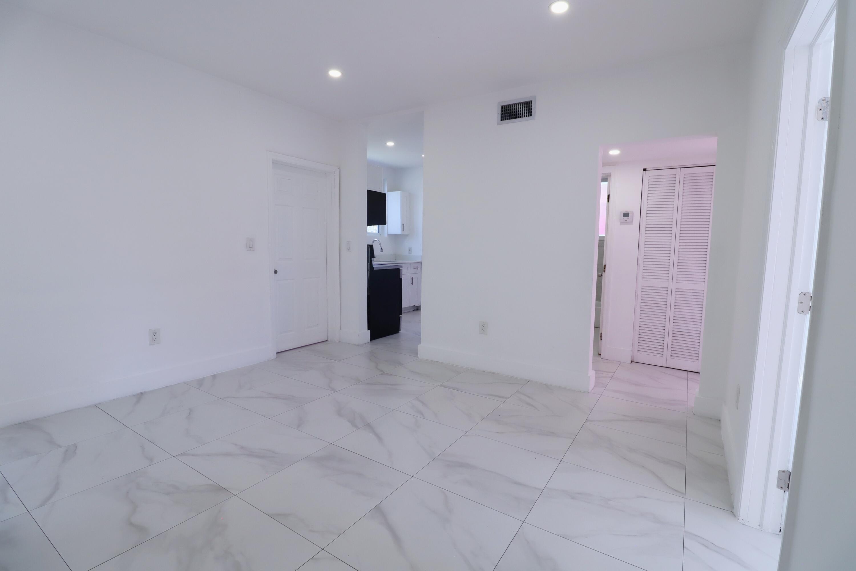 DE LEON PARK - Residential Lease