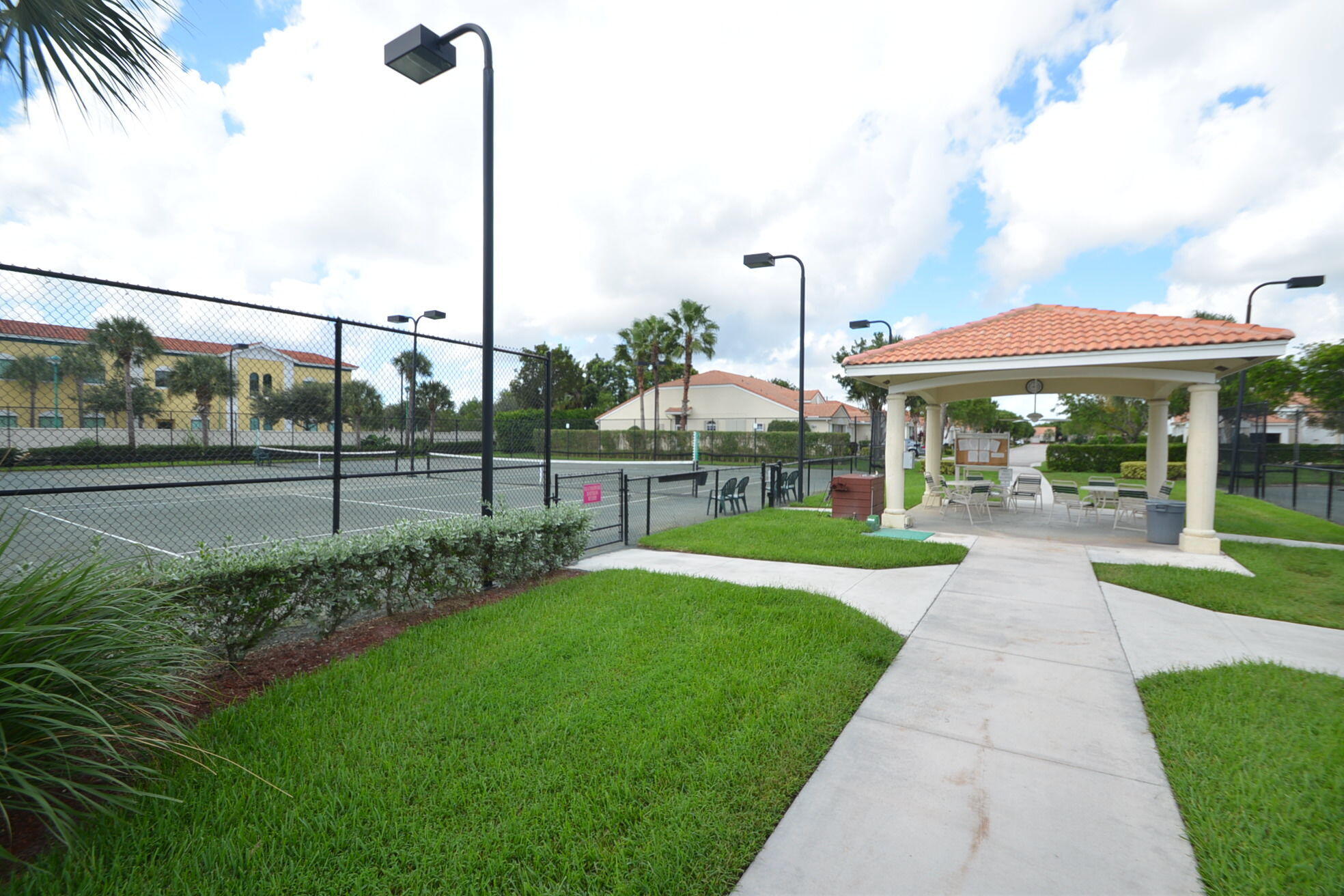 FLORAL LAKES - Residential