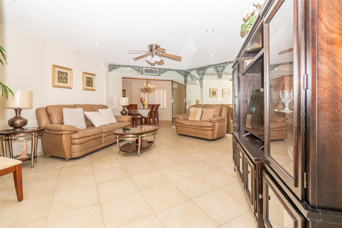 4000 NW 44th Avenue 208, Lauderdale Lakes, FL, 33319/$125,000 4 4000 NW 44th Avenue 208