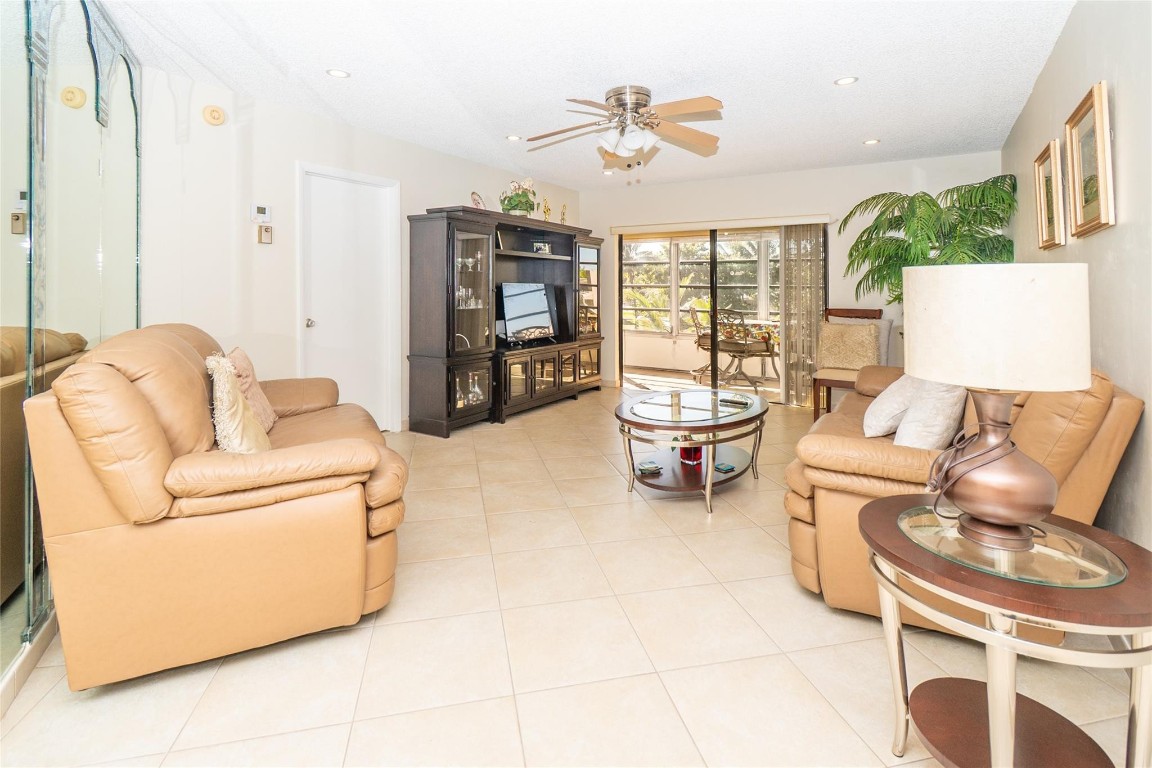 4000 NW 44th Avenue 208, Lauderdale Lakes, FL, 33319/$125,000 3 4000 NW 44th Avenue 208