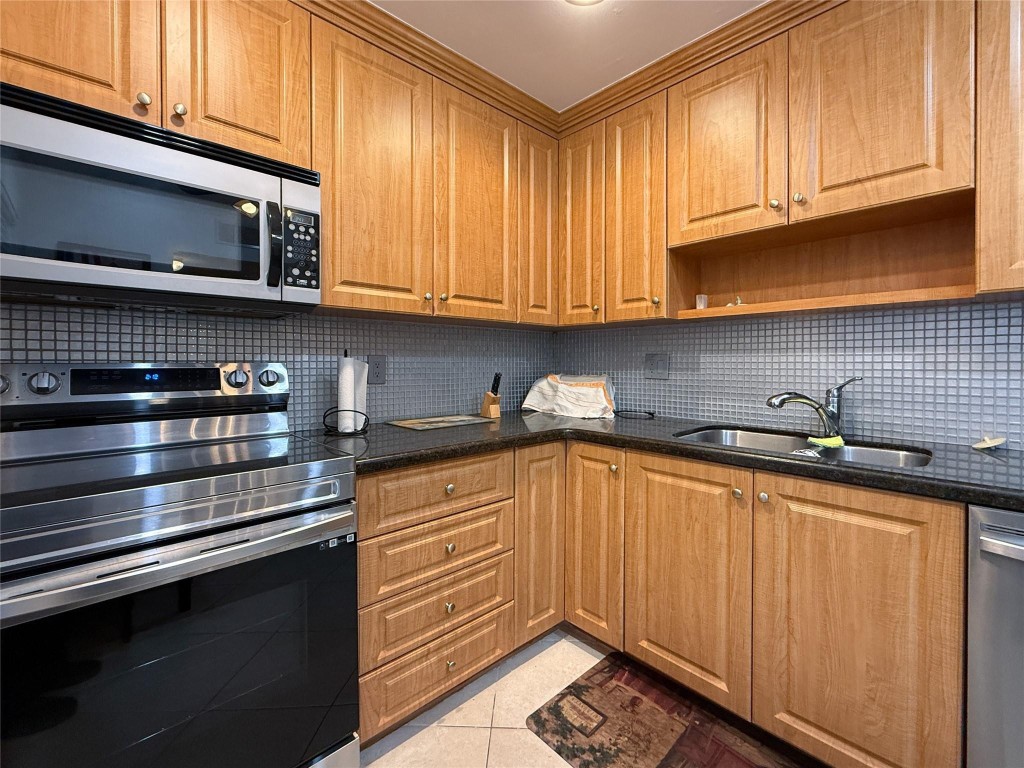 Sapphire - Oakland Est - Residential