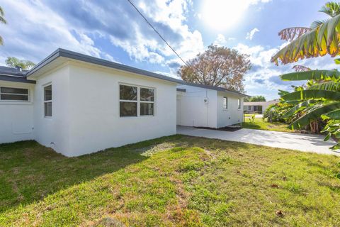 A home in Lake Clarke Shores