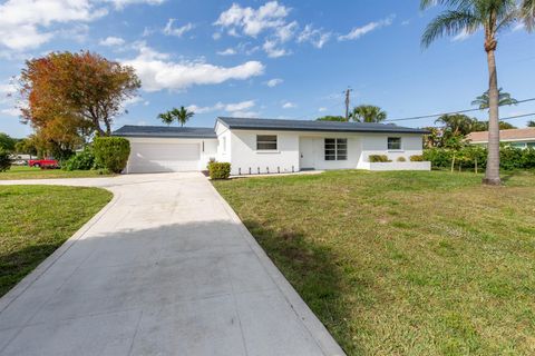 A home in Lake Clarke Shores