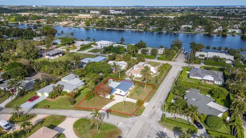 A home in Lake Clarke Shores