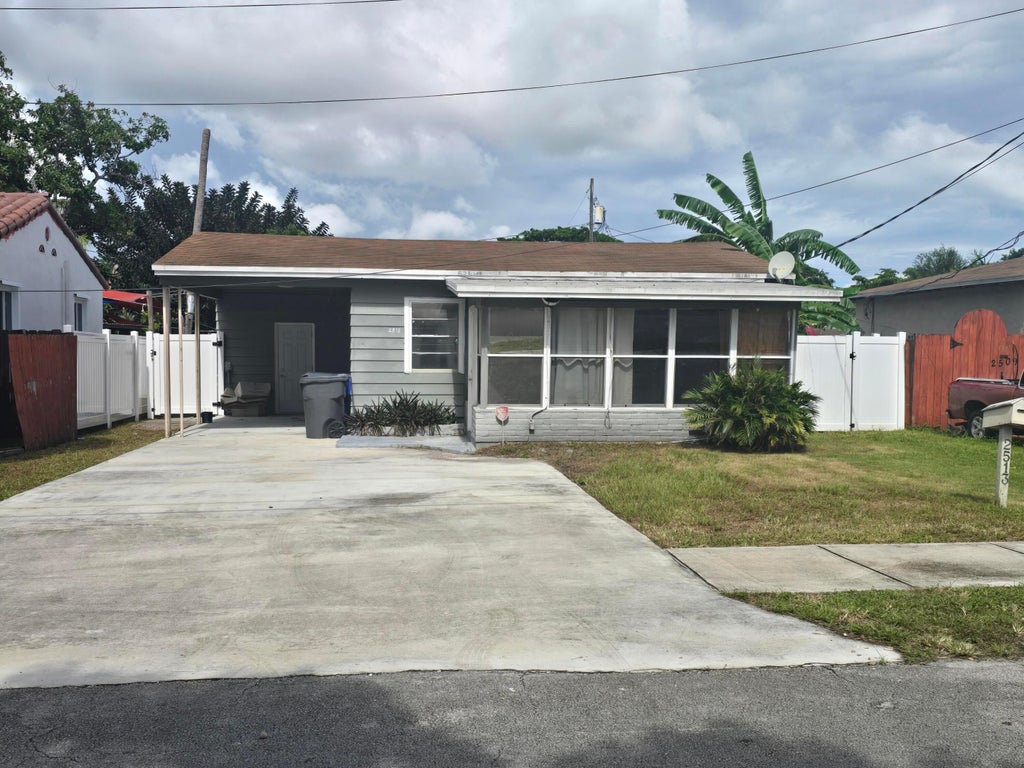Photo of 2513 GRANT Street, Hollywood, FL 33020 (MLS # B26093883)