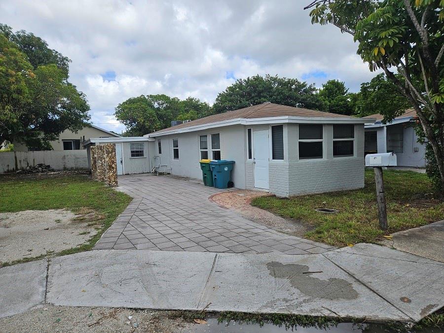 Verry large 4/3.5 bedroom home. tiled throughout. Large Dining and living room. Extra large family room. Central AC and additional AC in back bedroom and family room. Impact windows throughout. East of 95 in old Griffin. Lots of new developments in the area close by. Steal of a deal.