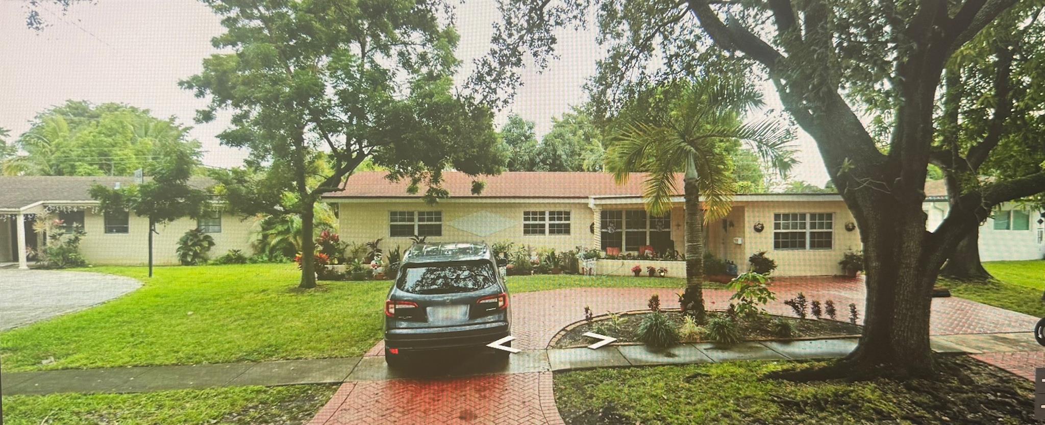 Owner occupied. Showings are to occur by appointment ONLY before 1PM ET.