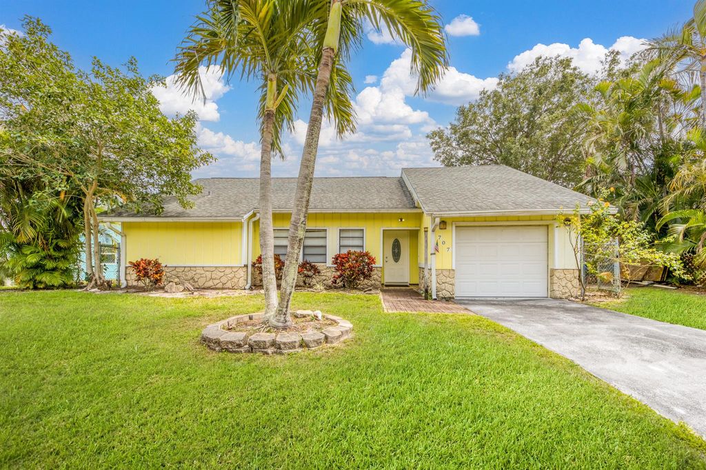 Photo of 707 SE Hibiscus Avenue, Stuart, FL 34996 (MLS # R10882665)