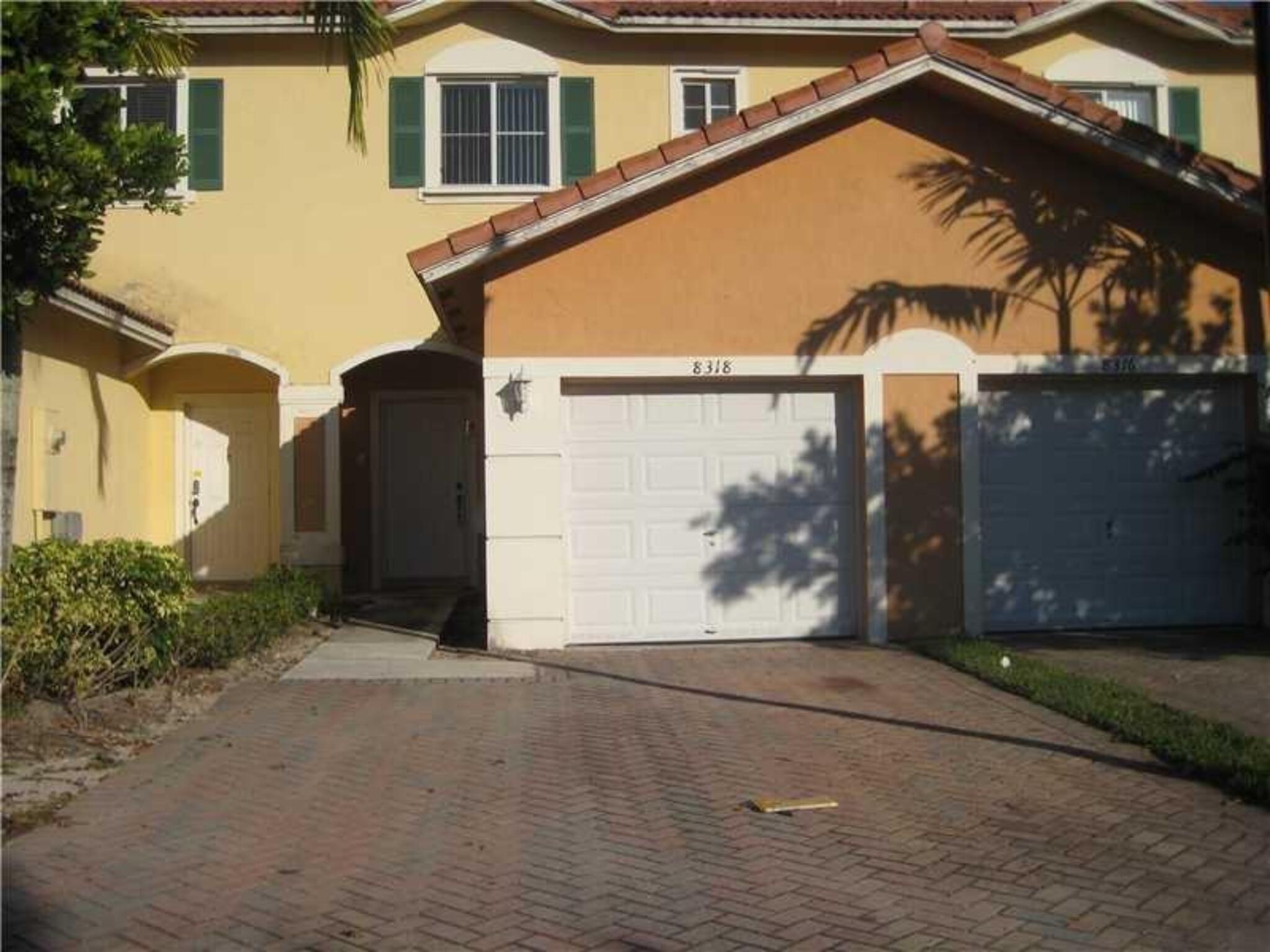 IMMACULATE 2 STORY TOWNHOUSE READY FOR IMMEDIATE OCCUPANCY .THIS IS A 3/2.5 , A ONE CAR GARAGE AND SPACE FOR 2 ADDITIONAL CARS IN THE DRIVEWAY. ALL BEDROOMS ARE LOCATED UPSTAIRS .
CENTRAL AIR/HEAT. COMMUNITY POOL. COVERED PATIO. EXCELLENT AREA! GREAT TERMS, OWNER WILL CONSIDER FIRST MONTH $2600 AND $1300 FOR SECURITY DEPOSIT TO MOVE IN FOR A TENANT WITH DECENT CREDIT AND INCOME. VACANT & READY TO MOVE IN! $2600 TO MOVE IN ($2600 FOR FIRST MONTH & $1300 FOR SECURITY DEPOSIT). PS: THE SECOND MONTH IS FREE
