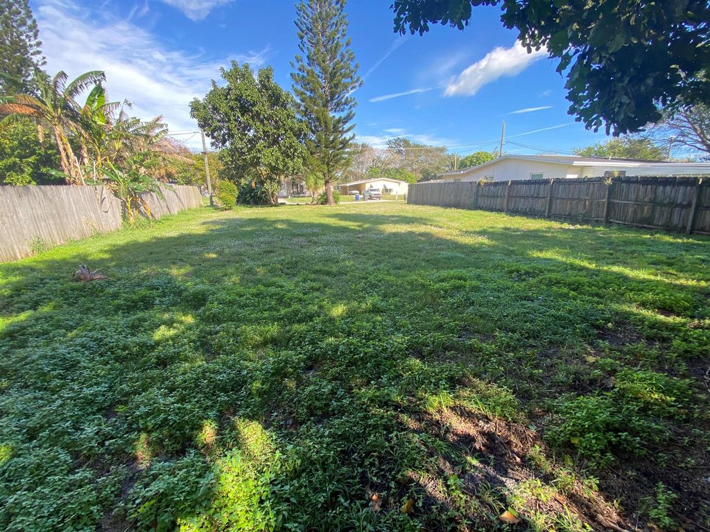 Photo of 205 Maple Avenue, Fort Pierce, FL 34982 (MLS # R10944384)