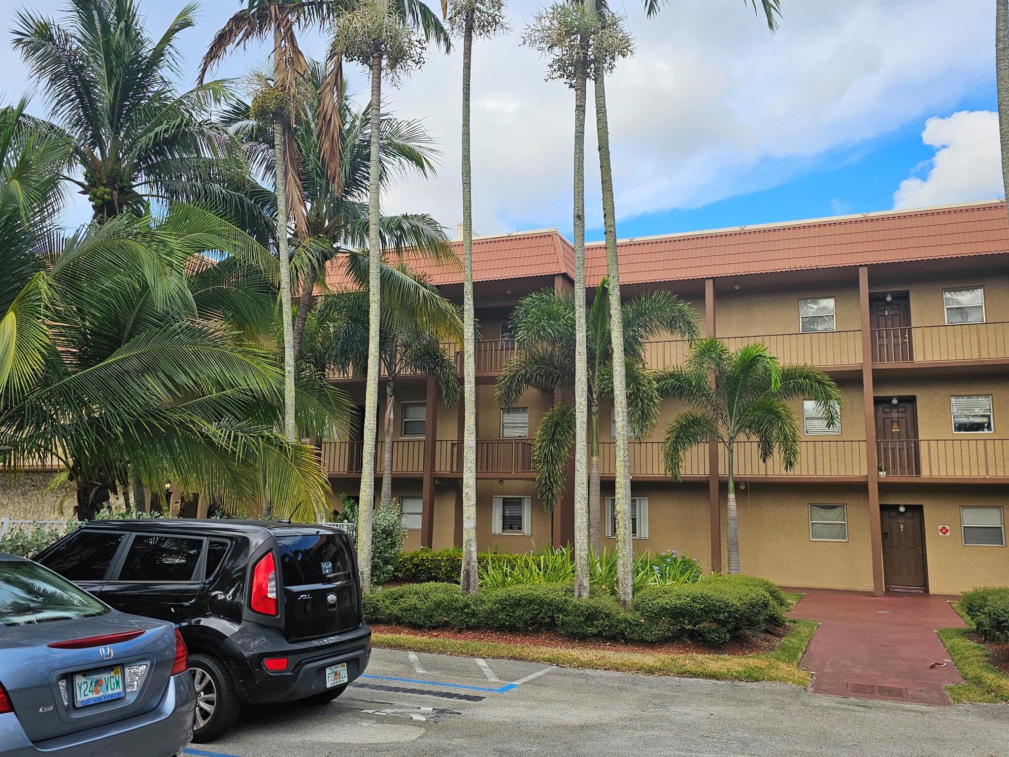 GREAT LOCATION, 2/2 CONDOMINIUM FOR RENT, THIRD FLOOR, ELEVATOR, ALL TILE FLOOR, SCREENED BALCONY, WASHER & DRYER INSIDE THE UNIT, COMMUNITY SWIMMING POOL, ACROSS FROM VERY NICE VETERANS PARK, WATER INCLUDED WITH THE RENT