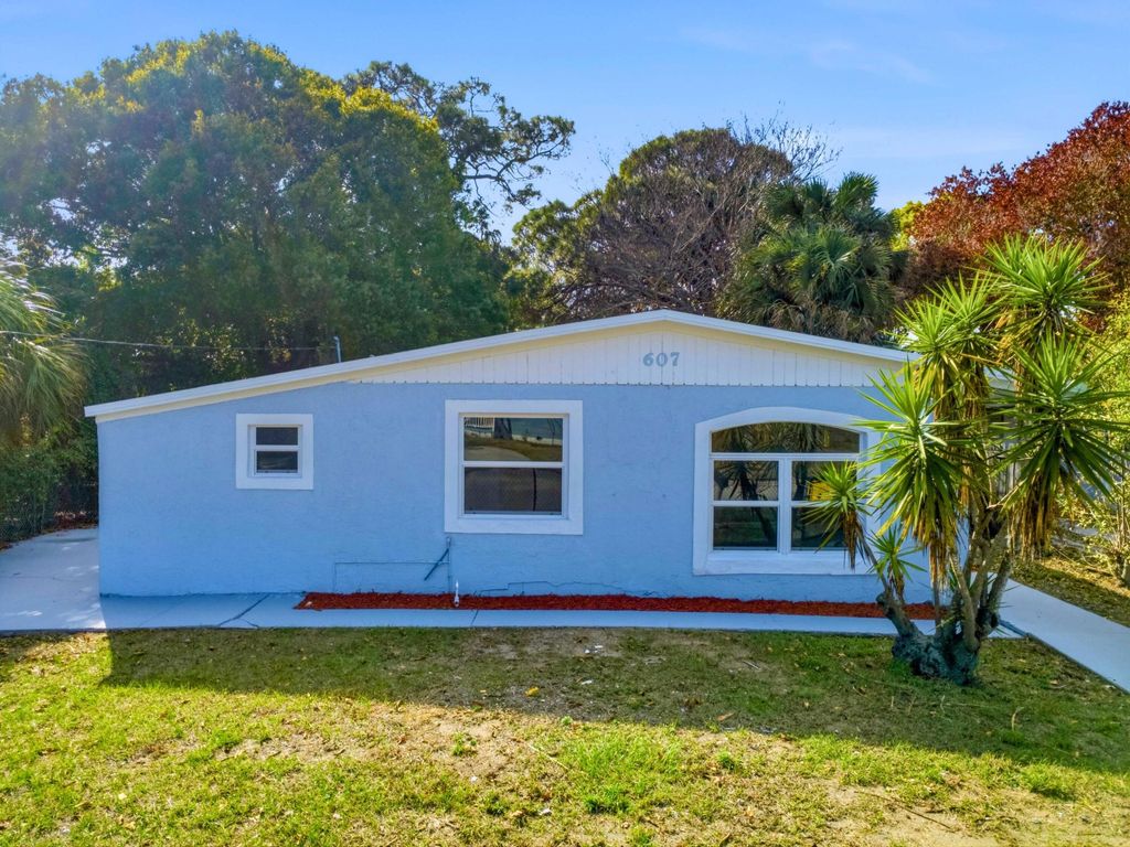 Photo of 607 N 19th Street, Fort Pierce, FL 34950 (MLS # R11168659)