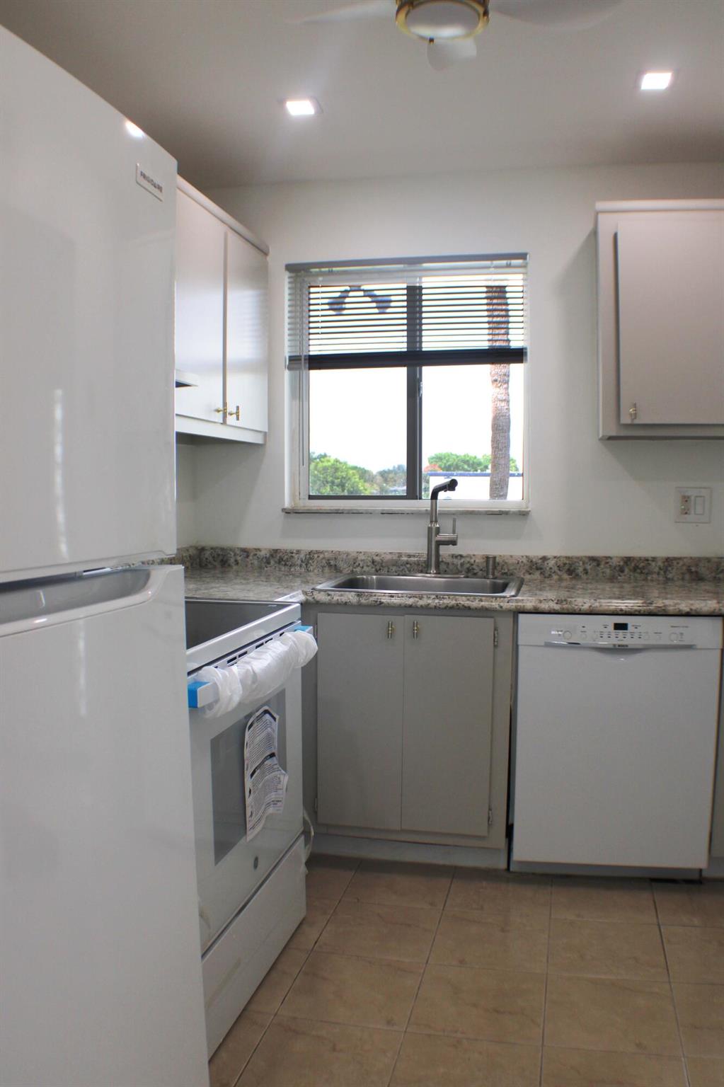 SUNRISE LAKES 59 CONDO - Residential Lease