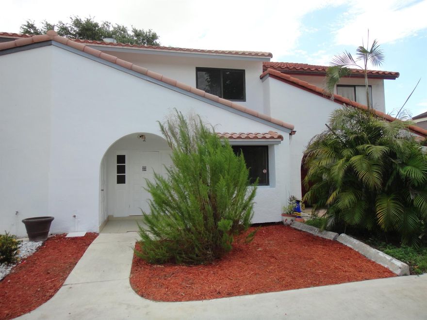 BEAUTIFUL TOWNHOME, 2 MASTER BEDROOMS, NEWER APPLIANCES, FRESHLY PAINTED, FENCED BACKYARD, COVERED & SCREENED LARGE BALCONY, BACK CANAL,
LOTS OF STORAGE, FRONT IMPACT WINDOWS, KITCHEN HAS BREAKFAST AREA
ALMOST 1700 SQ. FEET OF LIVING AREA,
NO HOA, READY TO MOVE IN.