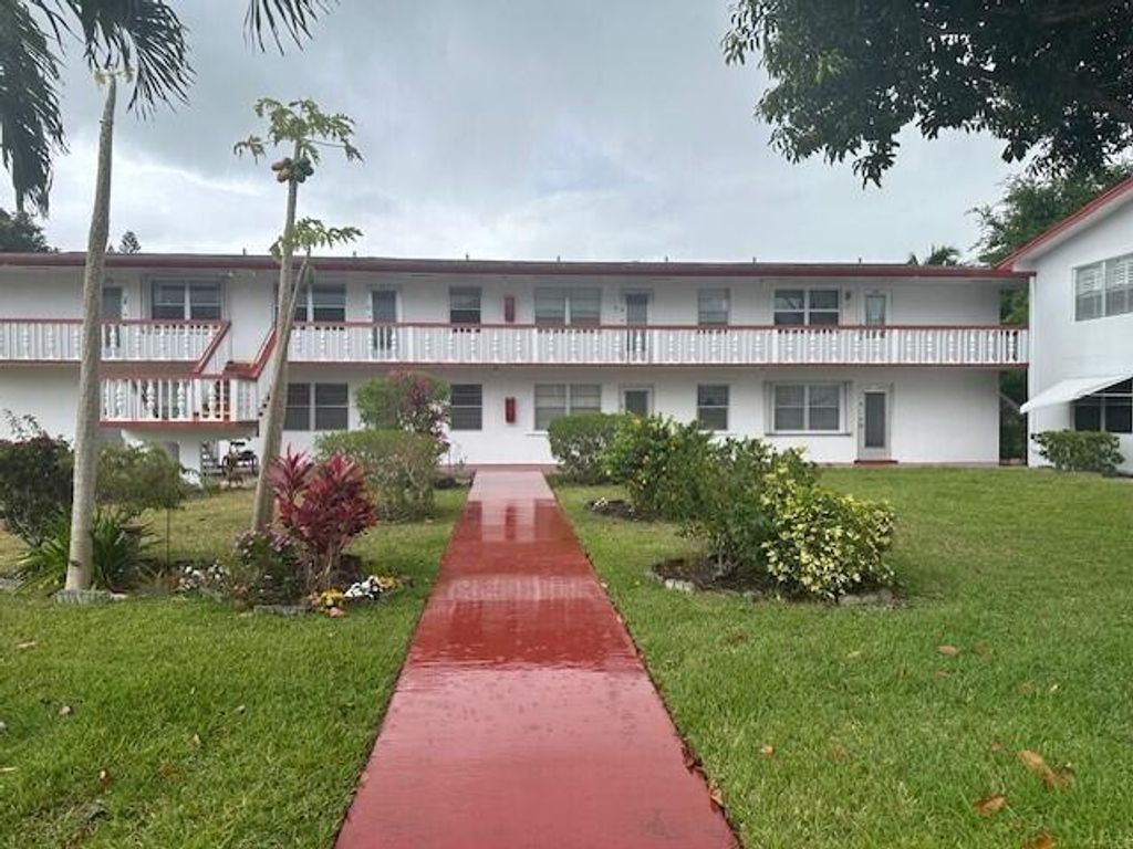 Photo of 260 Northampton N, West Palm Beach, FL 33417 (MLS # R10985402)