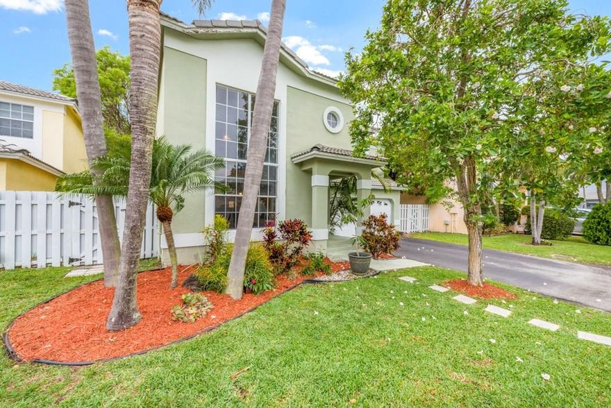 Spacious 4 Bedroom 2.5 Bathroom Home in Winston Park. Featuring Updated Kitchen With Stainless Steel Appliances, HUGE Master Bedroom and Closet, Large Loft Upstairs (Currently Set Up As 4th), Great Size Backyard For Entertaining, Volume Ceilings and Much More!