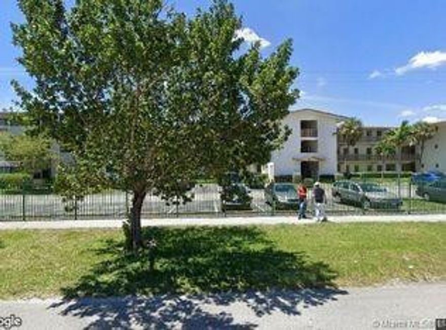 CASH ONLY, 55+ Community. 2 bedroom/2bathromms. Quiet Gated neighborhood. Unit has a new central AC. Nice Patio and Amenities: 2 HEATED SWIMMING POOLS, BBQ/Picnic Area, Clubhouse-Clubroom, Common Laundry, Community Room, Fitness Center, Library,  Sauna, Shuffleboard.FEW MIN AWAY FROM SHOPPING CENTRE AND RESTAURANTS, WALKING TRIAL, BY GREYNOLDS GOLF COURSE.