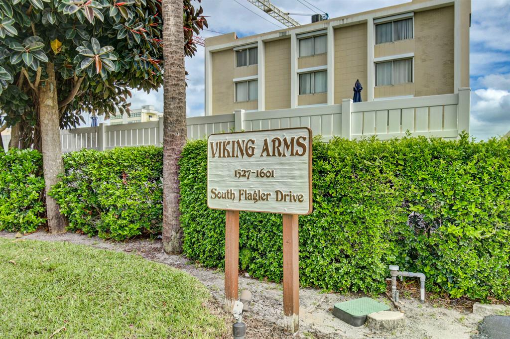Great West Palm Beach Location on Flagler Drive and the Intracoastal located just minutes away from shopping, dining, Kravis Center and the beaches. Bright Sunlite 1 bedroom/1 bath Condo with newer a/c.Secured Building with On sight property manager, community pool, sauna ,bike room & more.