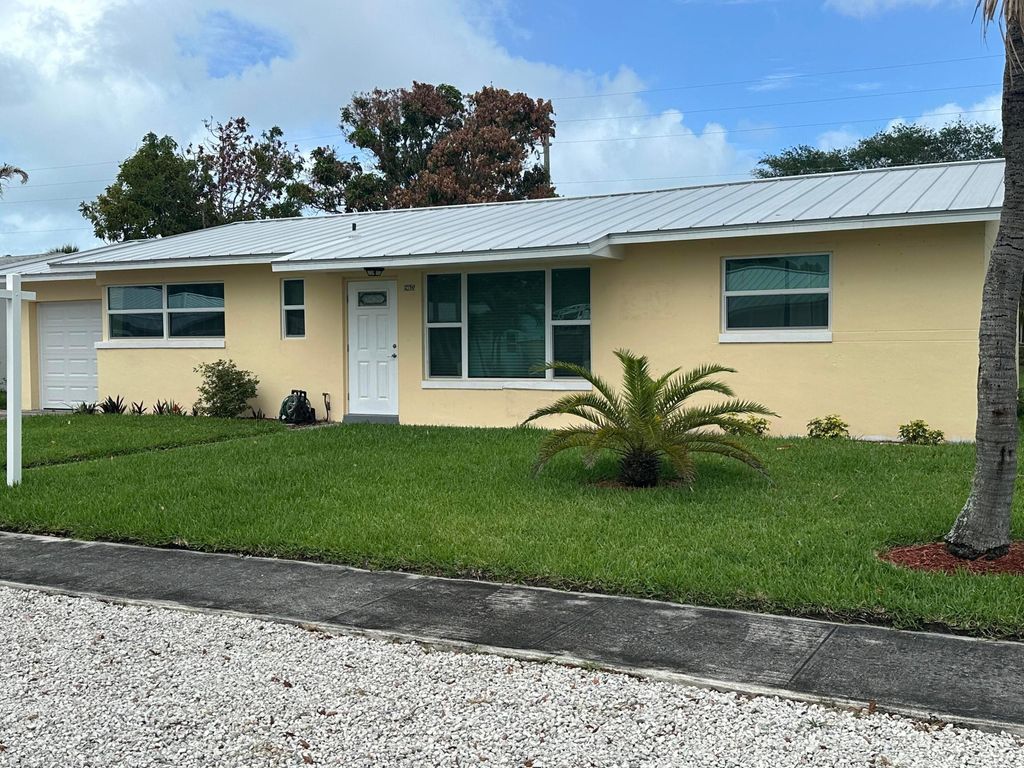 Photo of 19035 SE Southgate Drive, Jupiter, FL 33469 (MLS # B26013894)