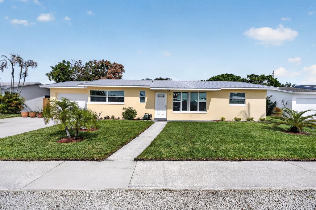 Photo of 19035 SE Southgate Drive, Jupiter, FL 33469 (MLS # B26013894)
