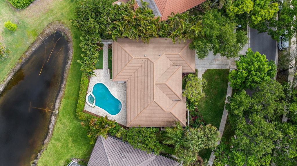 Photo of 18475 Lake Bend Drive, Jupiter, FL 33458 (MLS # R11086107)