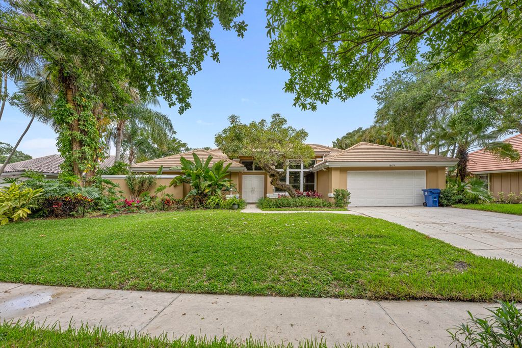 Photo of 18475 Lake Bend Drive, Jupiter, FL 33458 (MLS # R11086107)