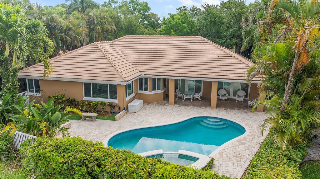 Photo of 18475 Lake Bend Drive, Jupiter, FL 33458 (MLS # R11086107)