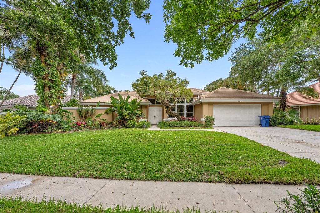 Photo of 18475 Lake Bend Drive, Jupiter, FL 33458 (MLS # R11086107)