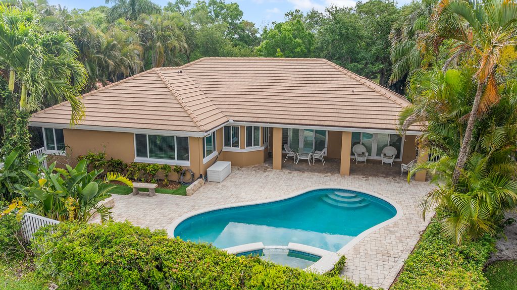 Photo of 18475 Lake Bend Drive, Jupiter, FL 33458 (MLS # R11086107)