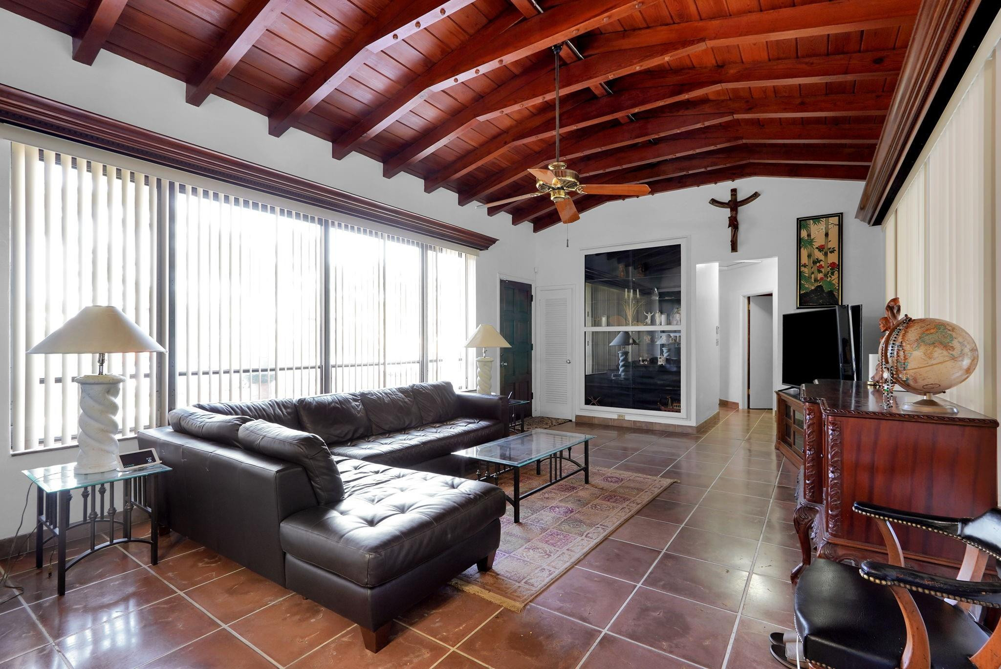 Hollywood 1-21 B - Residential